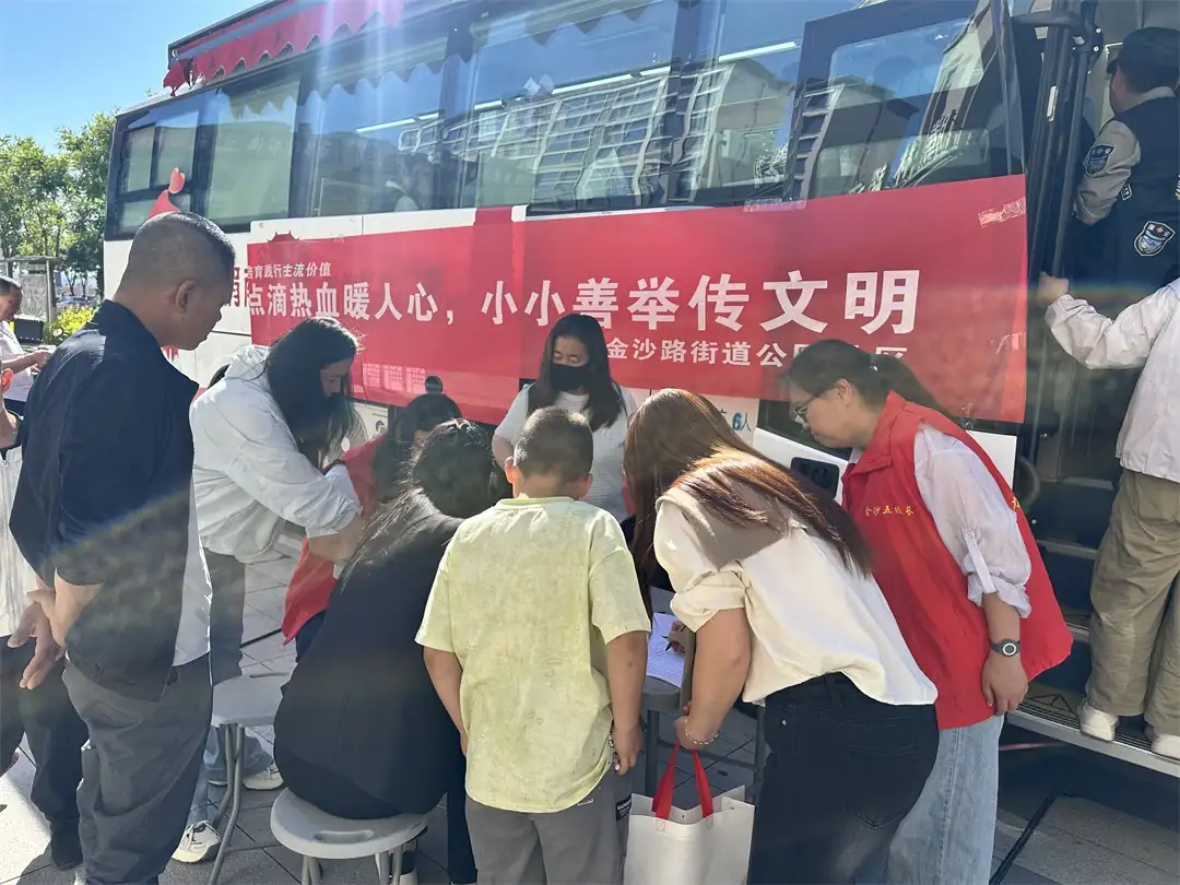 居民现场咨询并认真登记相关信息