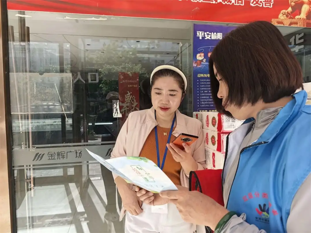 工作人员积极倡导居民从日常小事做起,自觉践行垃圾分类