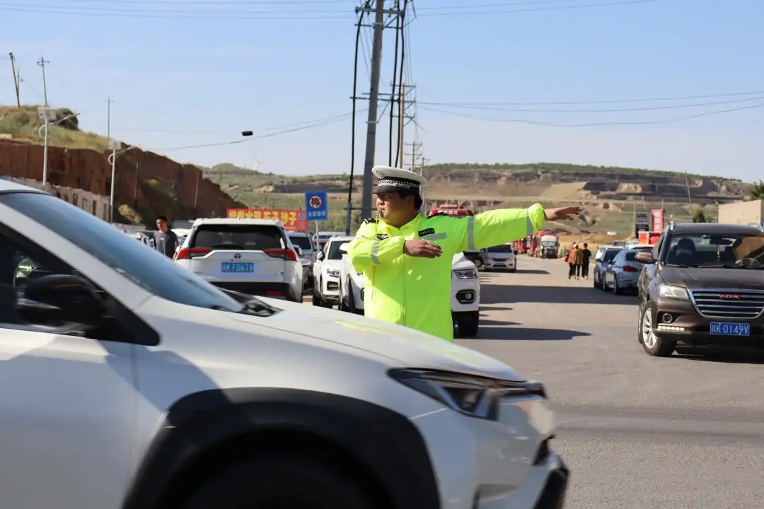靖边交管大队全力保障高考道路交通秩序