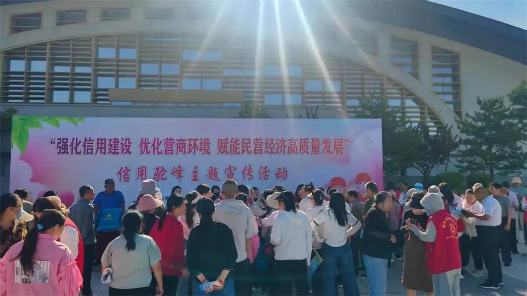 现场气氛热烈,居民积极参与活动