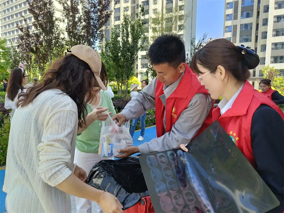 近日,榆阳区富庆路社区在朗阁大业城小区开展“回收焕新生 分类新时尚”活动。