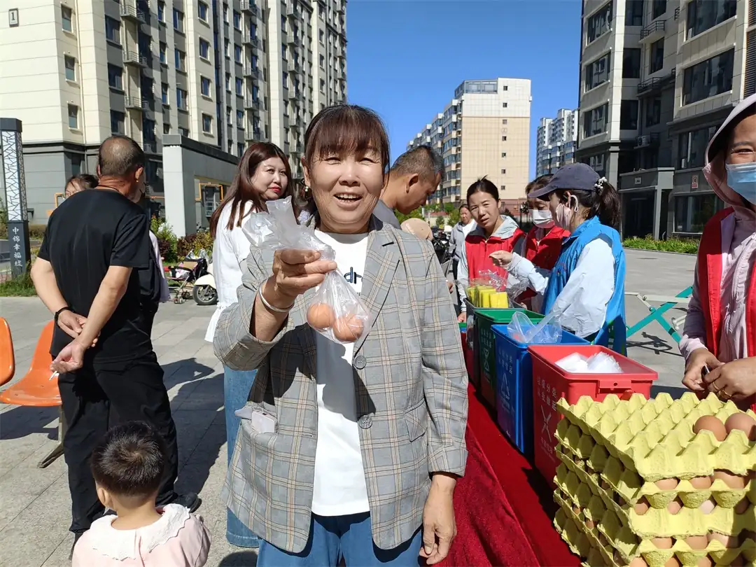 近日,榆阳区富庆路社区在中锦幸福城小区开展“有害‘焕’有爱”垃圾分类活动。