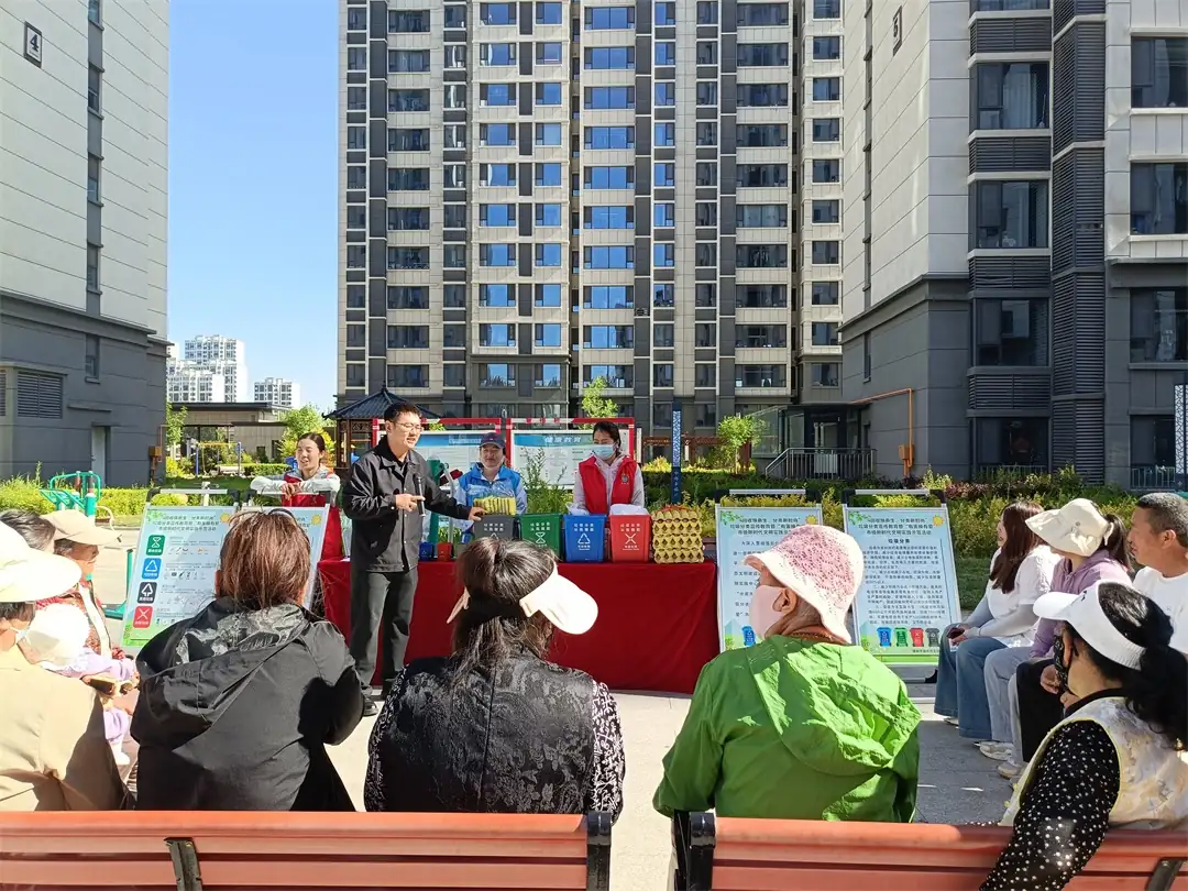 近日,榆阳区富庆路社区在中锦幸福城小区开展“有害‘焕’有爱”垃圾分类活动。