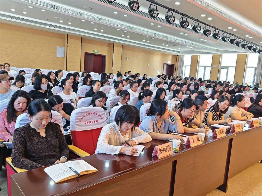 6月10日,榆阳区明珠路街道举办社区“两委”及居民组长履职能力提升培训