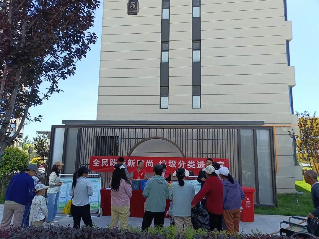 近日,榆阳区富庆路社区开展垃圾分类线下宣传实践活动。