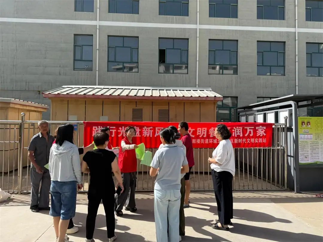 近日,榆阳区环城北路社区开展“践行光盘新风尚 文明餐桌润万家”活动。