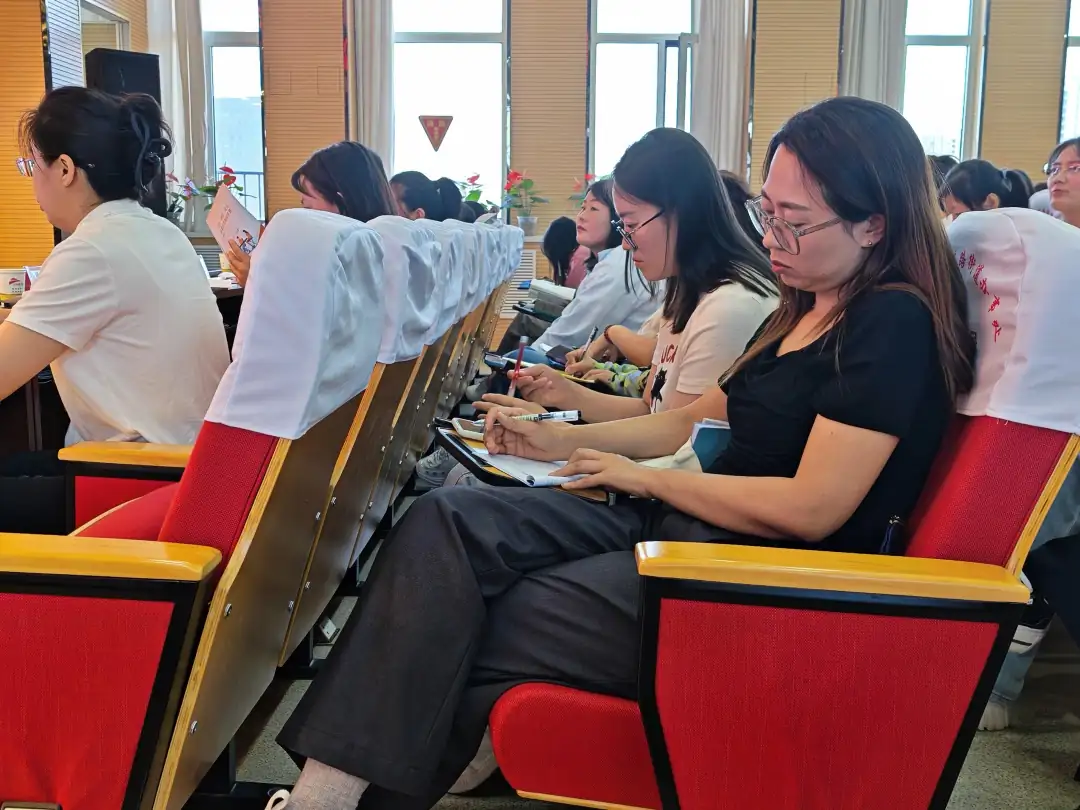6月10日,榆阳区明珠路街道举办社区“两委”及居民组长履职能力提升培训
