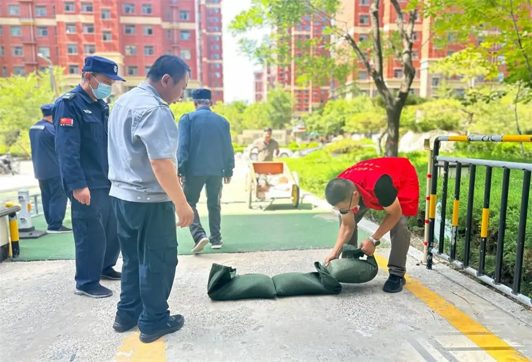 堆砌沙袋构筑挡水防线