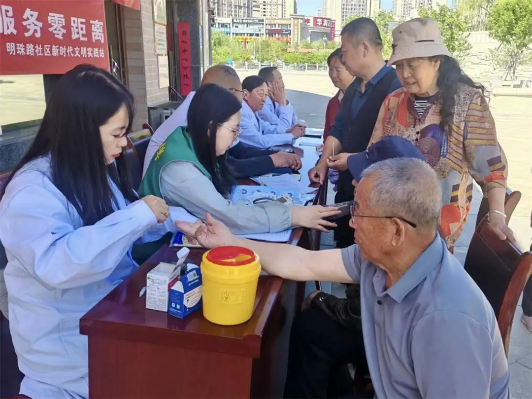 近日,榆阳区明珠路社区联合榆林高新医院开展“爱心义诊惠民生”活动。