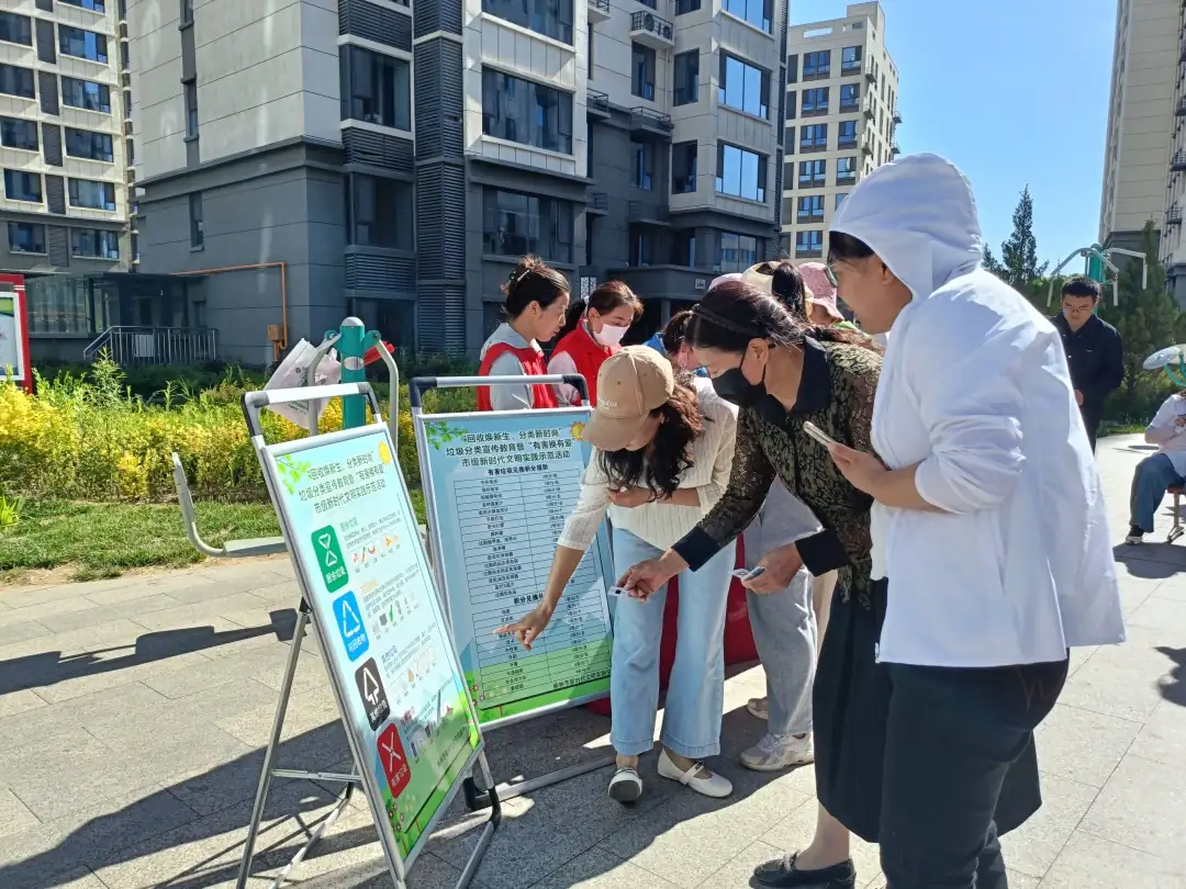 近日,榆阳区富庆路社区在中锦幸福城小区开展“有害‘焕’有爱”垃圾分类活动。