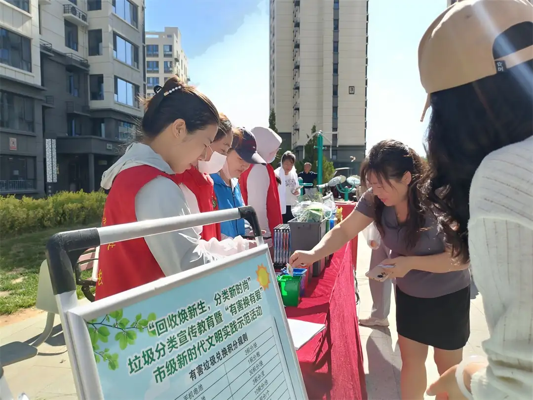 近日,榆阳区富庆路社区在中锦幸福城小区开展“有害‘焕’有爱”垃圾分类活动。