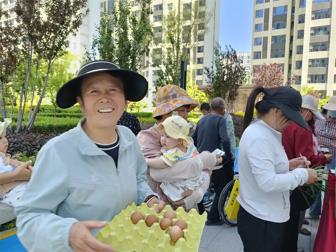 近日,榆阳区富庆路社区在朗阁大业城小区开展“回收焕新生 分类新时尚”活动。