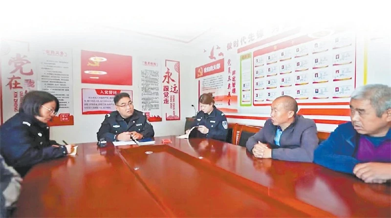 郇向东(左二)为群众调解纠纷(受访者供图)。
