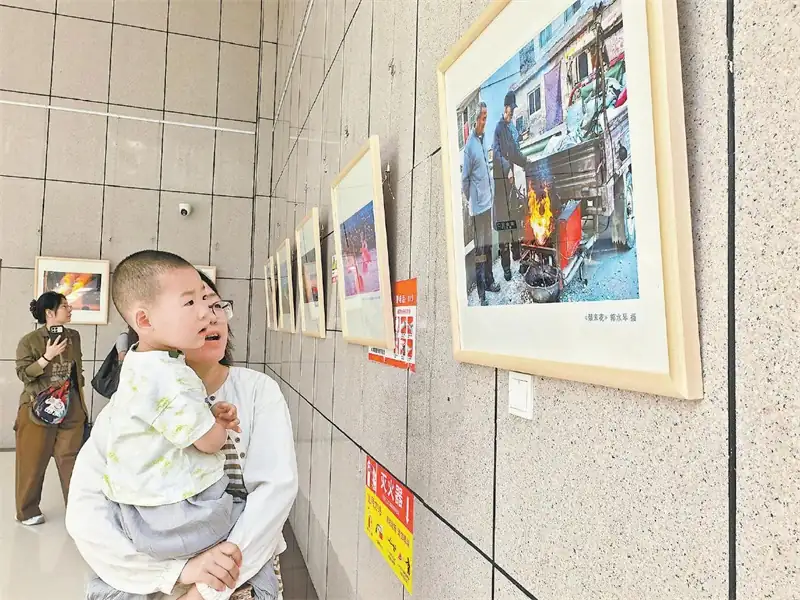 市民观展 任惠摄