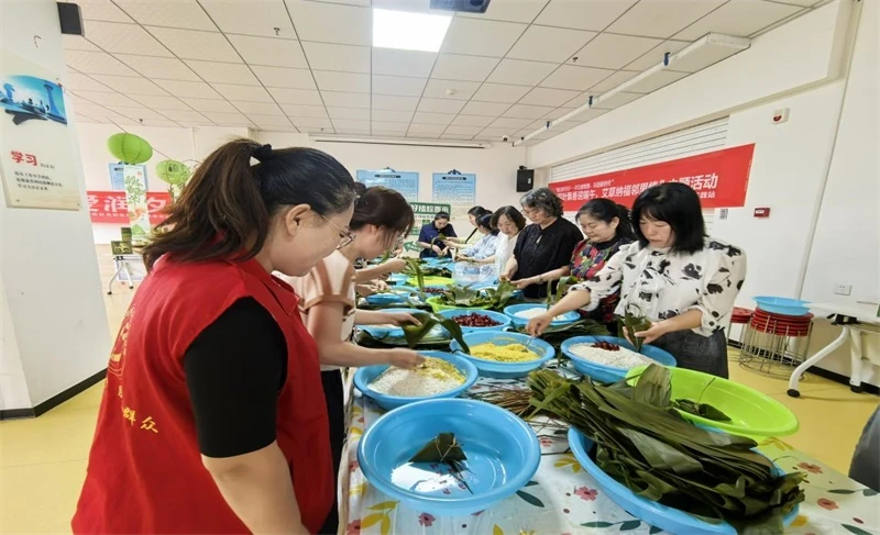 崇文路街道崇文路社区:粽叶飘香迎端午 艾草纳福邻里情