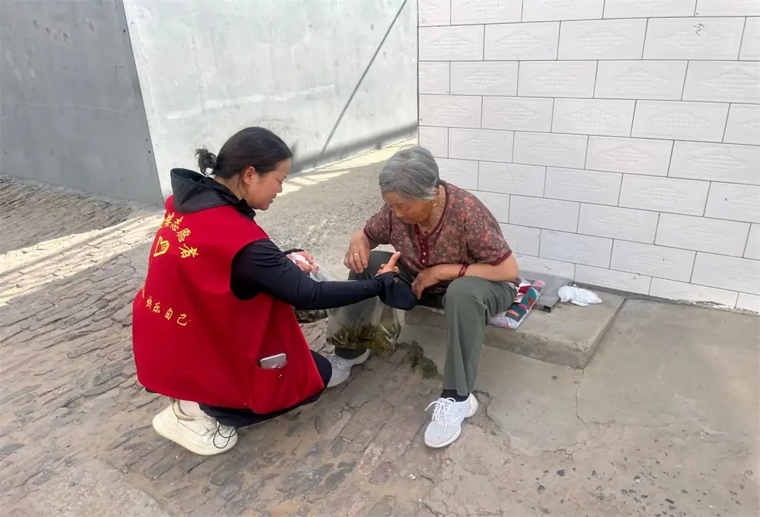 端午佳节来临之际，榆阳区环城北路社区联合老年人日间照料中心开展“浓情端午 暖心慰问”活动。