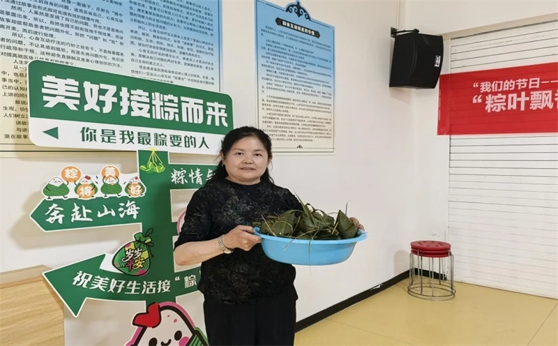 6月12日,榆阳区崇文路社区开展“我们的节日”端午主题活动。