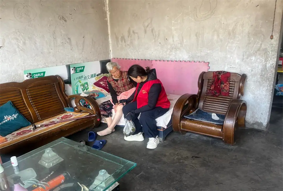 端午佳节来临之际，榆阳区环城北路社区联合老年人日间照料中心开展“浓情端午 暖心慰问”活动。