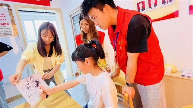 榆阳区迎滨路社区常态化开展“小蜗牛”成长课堂,免费为双职工及困难家庭孩子辅导作业、做科学实验。