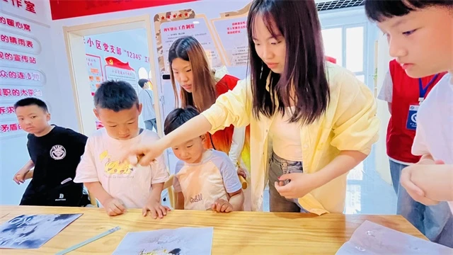 榆阳区迎滨路社区常态化开展“小蜗牛”成长课堂,免费为双职工及困难家庭孩子辅导作业、做科学实验。