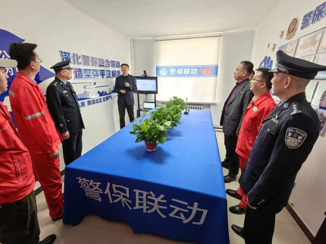 靖边公安将警务室搬进产业链