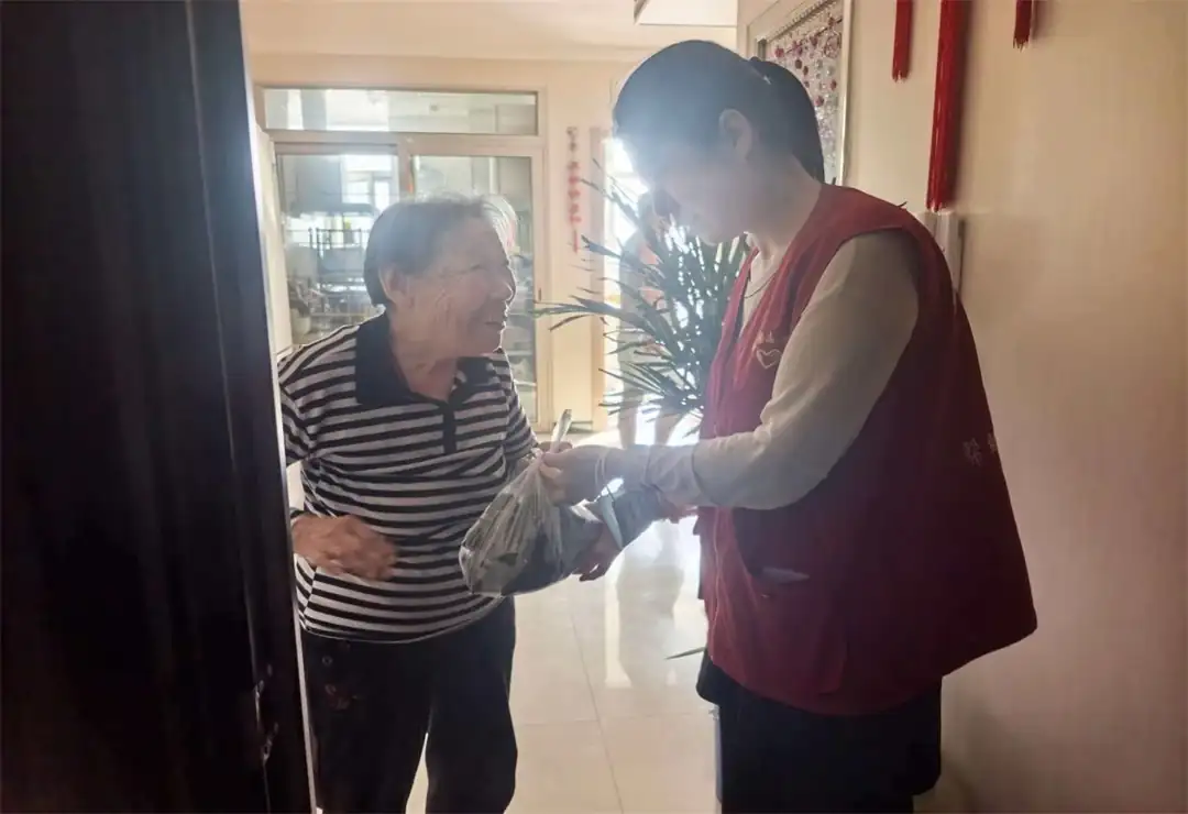 端午佳节来临之际，榆阳区环城北路社区联合老年人日间照料中心开展“浓情端午 暖心慰问”活动。