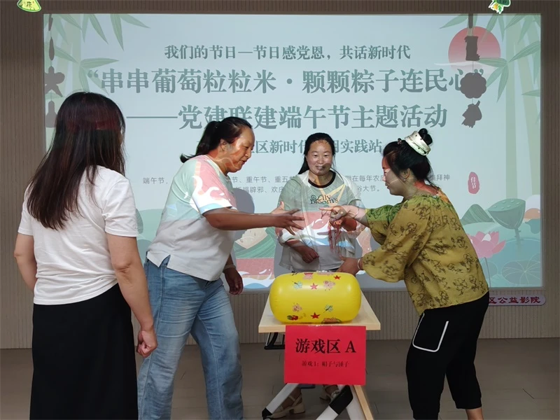 近日,榆阳区葡萄园社区开展端午主题趣味活动,居民参与包粽子、玩石头剪刀布等游戏。