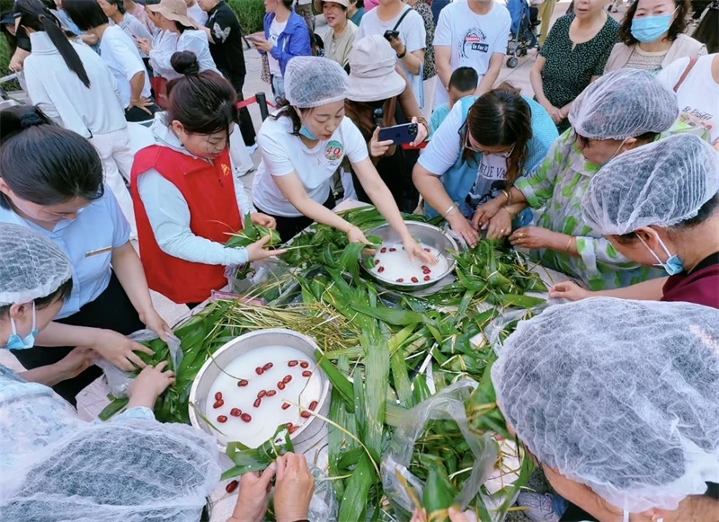 6月15日，榆阳区裕华路社区联合物业举办包粽子大赛，48名居民组队参赛。