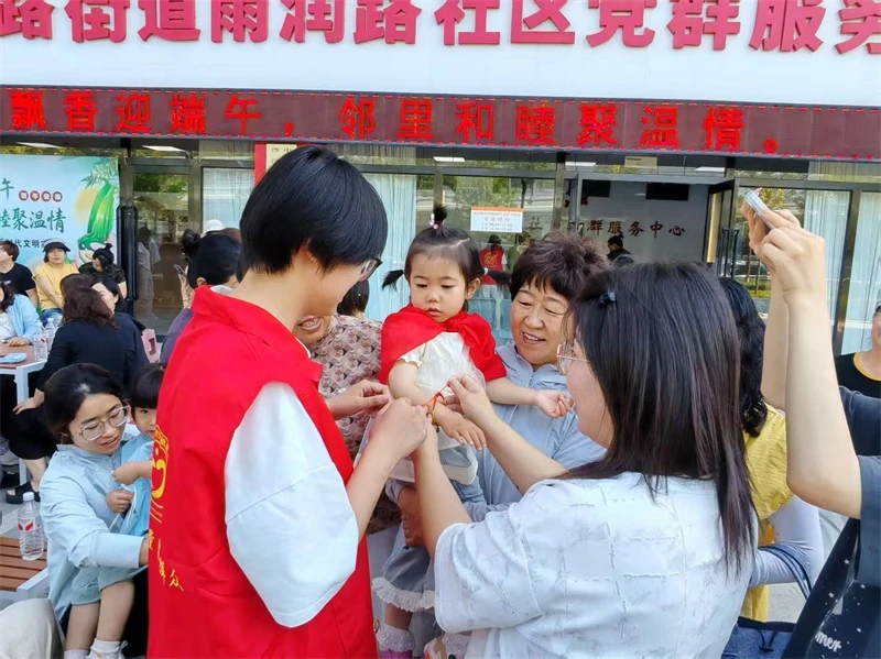 6月15日,榆阳区雨润路社区开展端午主题活动,居民参与包粽子、制作香囊和系彩绳等民俗体验。