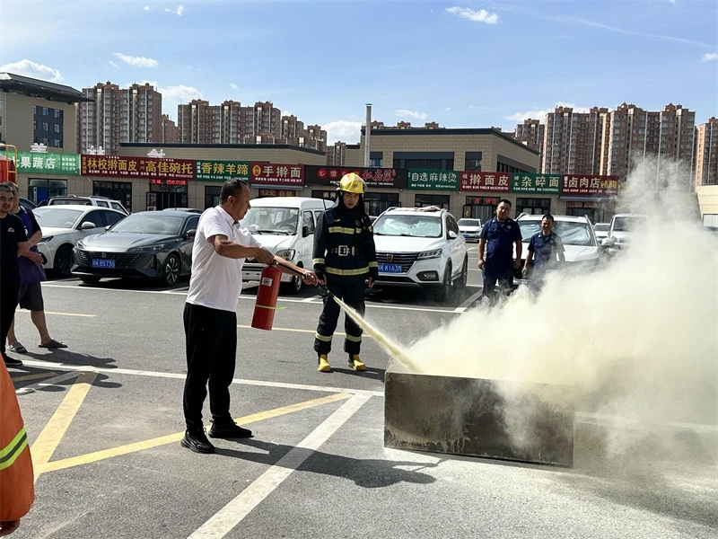 6月15日下午,榆阳区金榆社区联合消防部门在东沙农贸市场开展扫黑除恶宣传与消防安全演练。