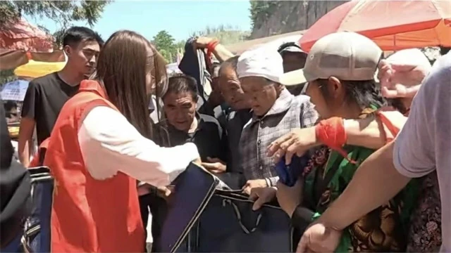 近日,清涧县政务服务中心走进高杰村,推广“清快办”政务服务品牌。