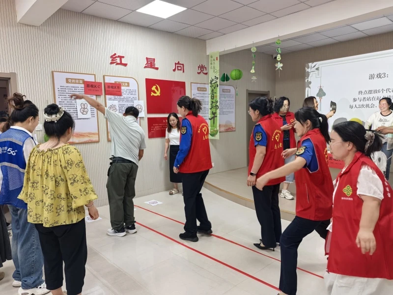 6月15日下午,榆阳区葡萄园社区举办“廉粽飘香”端午节活动