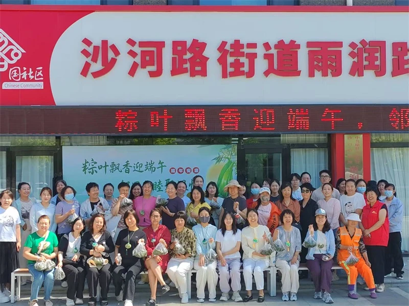 6月15日,榆阳区雨润路社区开展端午主题活动,居民参与包粽子、制作香囊和系彩绳等民俗体验。