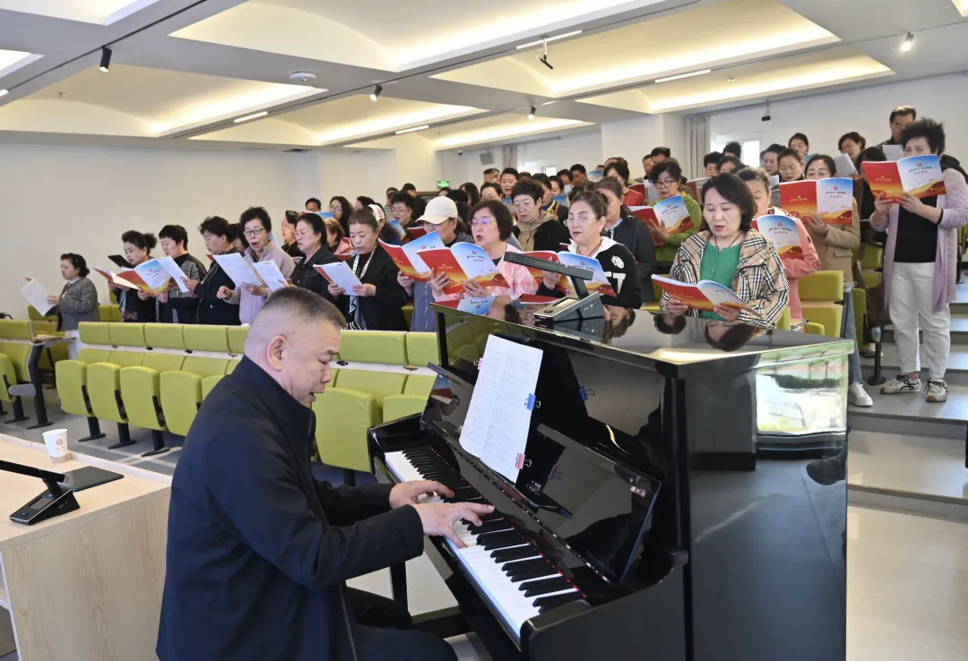 6月12日,榆林市老年大学举办公益讲座,联合公安、银行拆解养老诈骗套路,同步开展艾草锤手工体验。