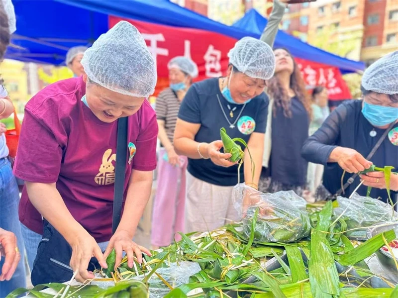 本次活动共有48名居民参赛，分为8支队伍，分两轮展开比拼。