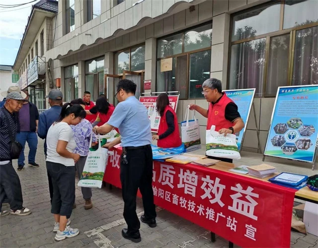 6月12日上午，由榆阳区畜牧技术推广站牵头，在牛家梁镇集镇开展畜牧领域安全生产月集中宣传活动。