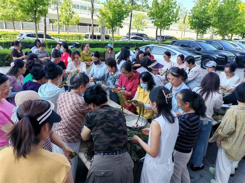 6月15日,榆阳区雨润路社区开展端午主题活动,居民参与包粽子、制作香囊和系彩绳等民俗体验。
