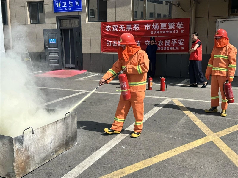 6月15日下午,榆阳区金榆社区联合消防部门在东沙农贸市场开展扫黑除恶宣传与消防安全演练。
