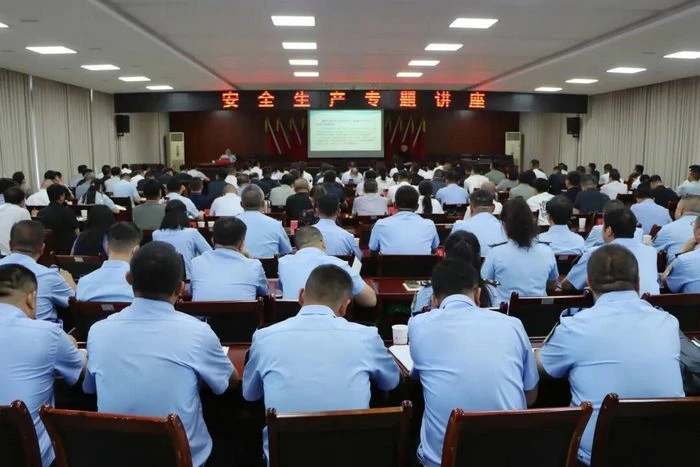 6月12日,定边县举办安全生产专题讲座,邀请应急管理部专家邬燕云授课。
