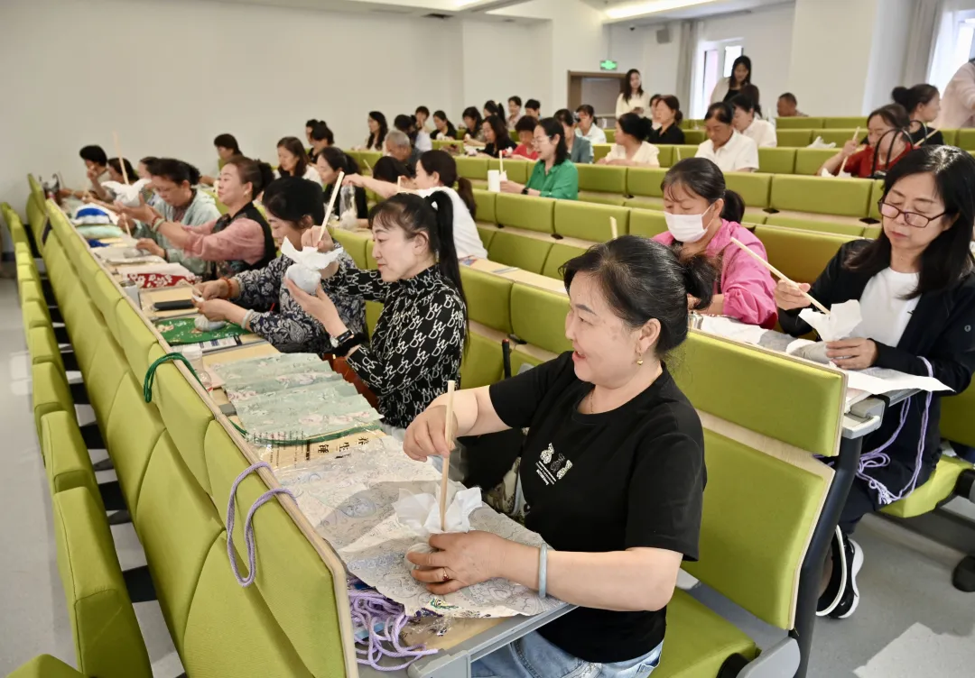 6月12日,榆林市老年大学举办公益讲座,联合公安、银行拆解养老诈骗套路,同步开展艾草锤手工体验。