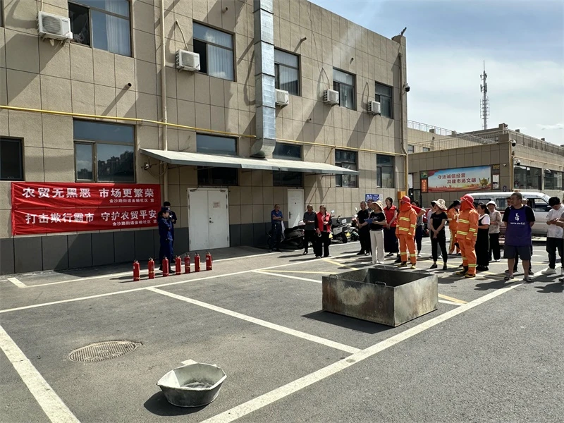 6月15日下午,榆阳区金榆社区联合消防部门在东沙农贸市场开展扫黑除恶宣传与消防安全演练。