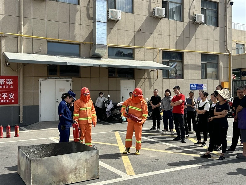 6月15日下午,榆阳区金榆社区联合消防部门在东沙农贸市场开展扫黑除恶宣传与消防安全演练。
