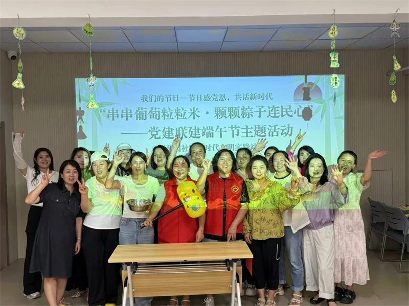 6月15日下午,榆阳区葡萄园社区党支部联合新时代文明实践站举办端午节活动