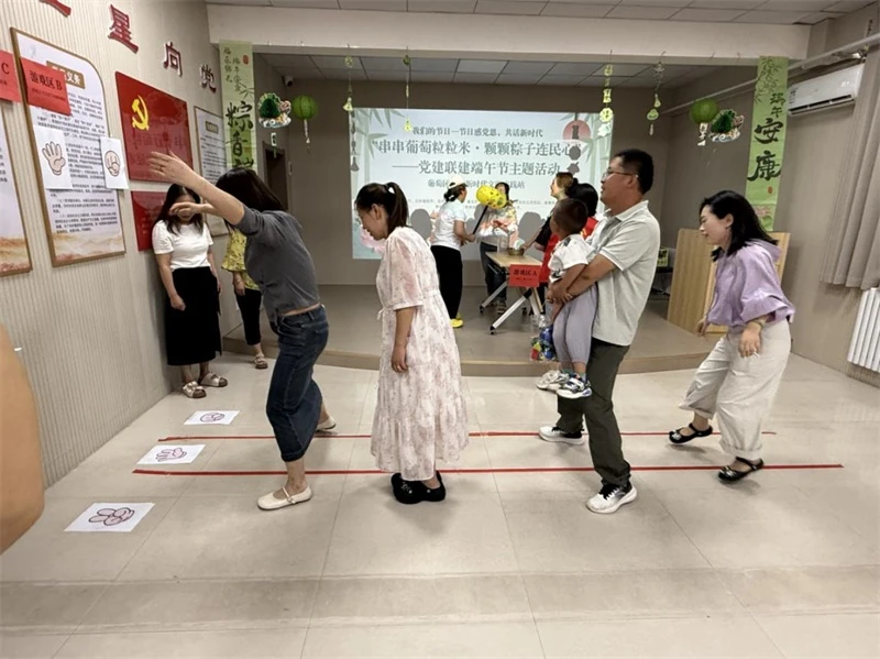 近百名党员、居民、独居老人及环卫工人参与