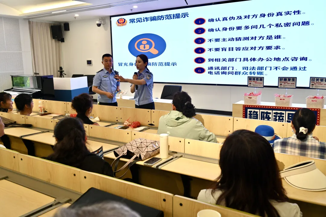 6月12日,榆林市老年大学举办公益讲座,联合公安、银行拆解养老诈骗套路,同步开展艾草锤手工体验。