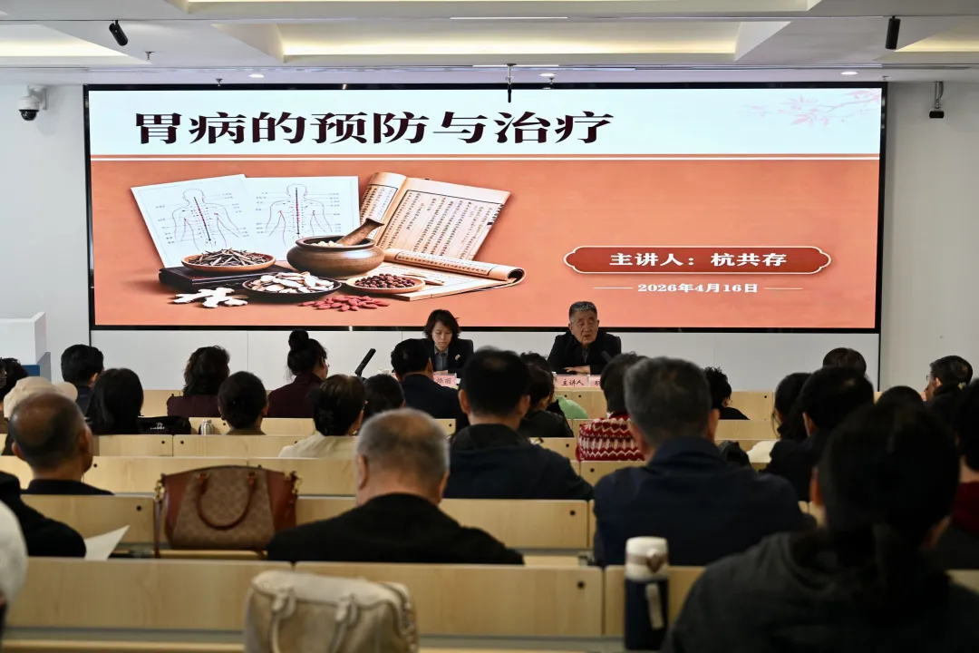 6月12日,榆林市老年大学举办公益讲座,联合公安、银行拆解养老诈骗套路,同步开展艾草锤手工体验。