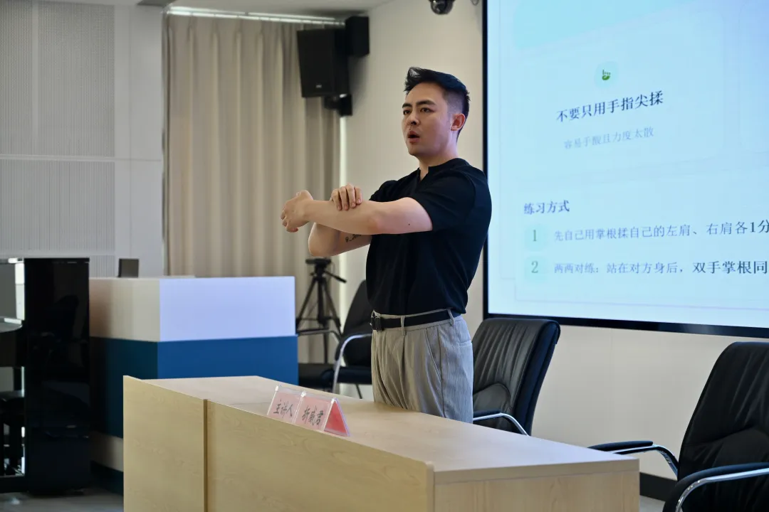 6月12日,榆林市老年大学举办公益讲座,联合公安、银行拆解养老诈骗套路,同步开展艾草锤手工体验。