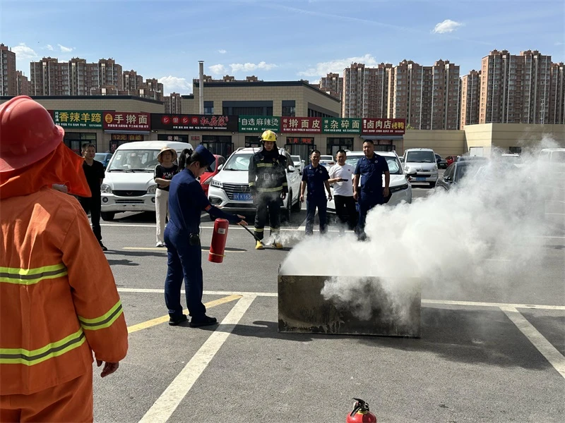 6月15日下午,榆阳区金榆社区联合消防部门在东沙农贸市场开展扫黑除恶宣传与消防安全演练。