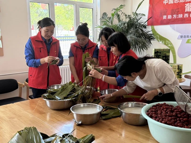6月15日下午,榆阳区葡萄园社区举办“廉粽飘香”端午节活动