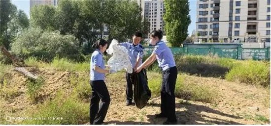 6月11日,靖边县公安局法制大队党支部组织党员民辅警下沉宇文路社区,与社区工作人员联合开展环境卫生专项整治行动。